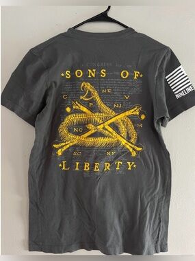 Nine Line Apparel Men’s Sons of Liberty Graphic Tee in Medium Grey Sz M